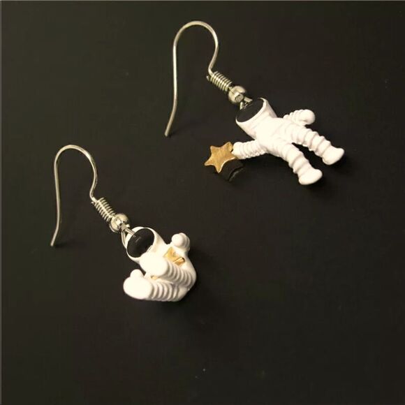 Adorable Astronaut/Spacemen Earrings   - Picture 1 of 5